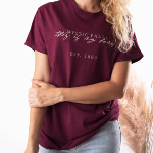 Camiseta de manga corta en color granate con diseño de "Mystic Falls"